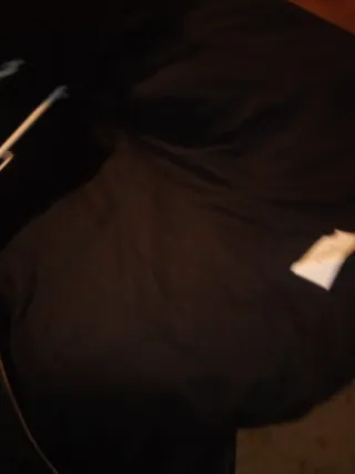 Abrigo negro con cuello de pelo