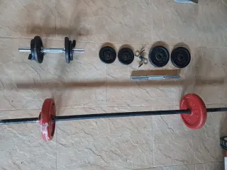 Set de pesas y barra para gimnasio
