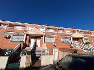 Casa adosada en venta en Tomelloso