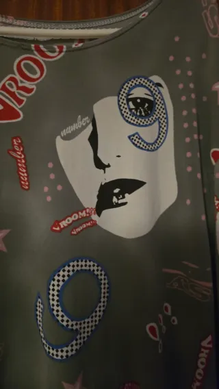 Camiseta Gris con Estampado Vroom