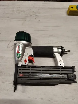 Clavadora Neumática F18/57VM EZ-FASTEN