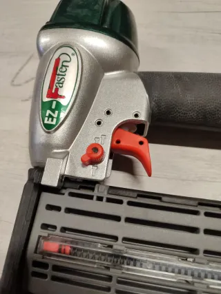 Clavadora Neumática F18/57VM EZ-FASTEN