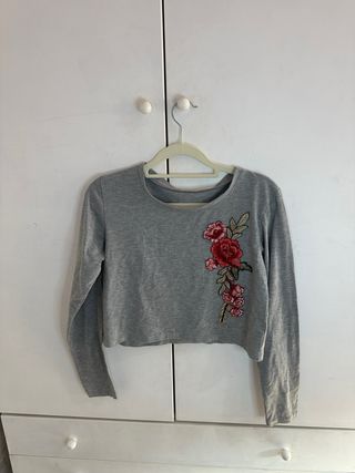 Camiseta gris bordada flores manga larga