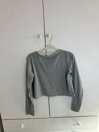 Camiseta gris bordada flores manga larga