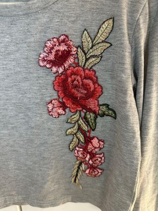 Camiseta gris bordada flores manga larga