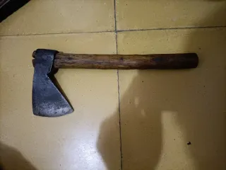 Hacha artesanal de madera