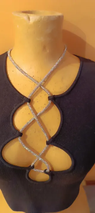 Top negro con cordones plateados