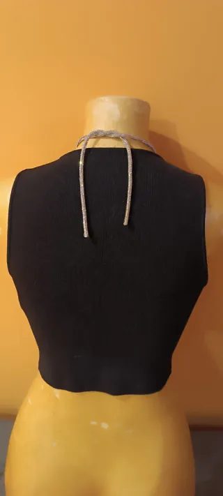 Top negro con cordones plateados