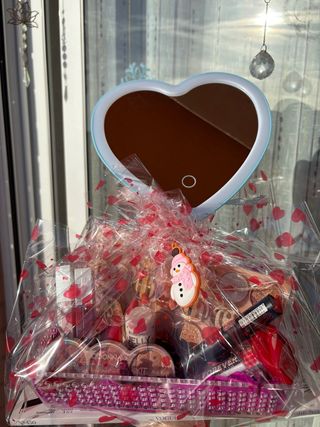 Cesta regalo de Maquillaje y espejo con luz