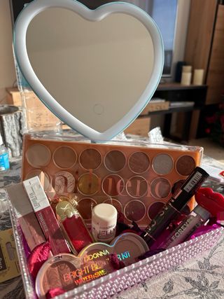Cesta regalo de Maquillaje y espejo con luz