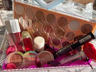 Cesta regalo de Maquillaje y espejo con luz