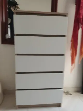Cómoda 5 cajones blanca y madera.