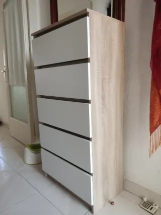 Cómoda 5 cajones blanca y madera.