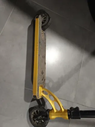 Patinete Scooter Dorado y Negro