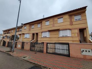 Casa adosada en venta en Tomelloso