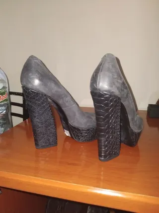 Zapatos de tacón negros y grises