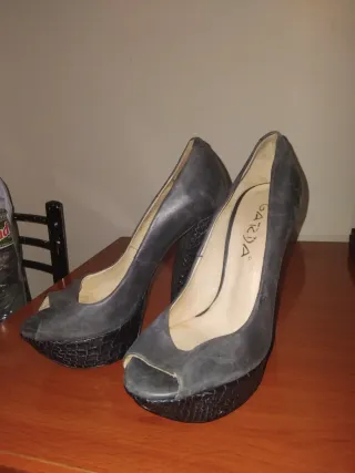 Zapatos de tacón negros y grises