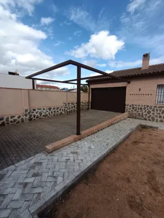 Cenador/Porche Metálico y Piedra