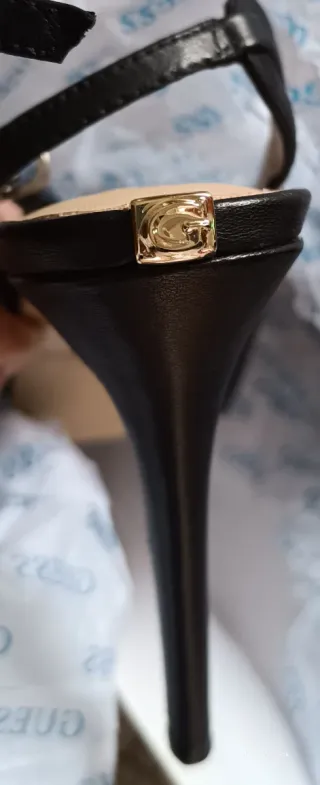 Zapatos de tacón Guess negros y dorados