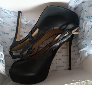 Zapatos de tacón Guess negros y dorados