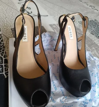 Zapatos de tacón Guess negros y dorados