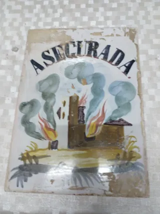 Azulejo antiguo Asegurada con escena de fuego
