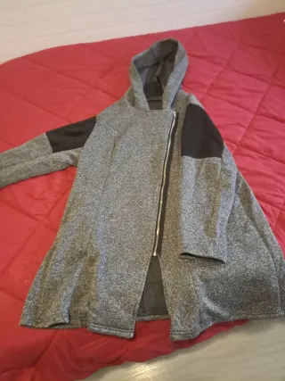 Chaqueta gris con cremallera y capucha XXL