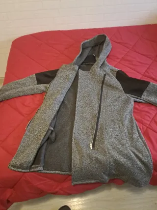Chaqueta gris con cremallera y capucha XXL