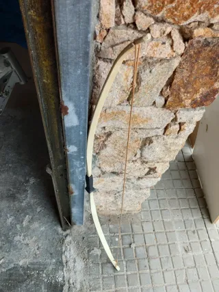 Arco de madera con cuerda