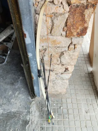 Arco de madera con cuerda