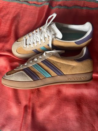Zapatillas Adidas Mujer Beige y Morado. Auténticas
