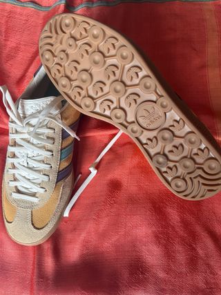 Zapatillas Adidas Mujer Beige y Morado. Auténticas