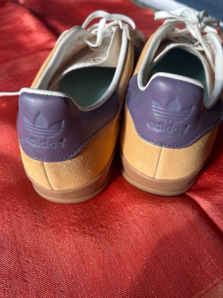 Zapatillas Adidas Mujer Beige y Morado. Auténticas