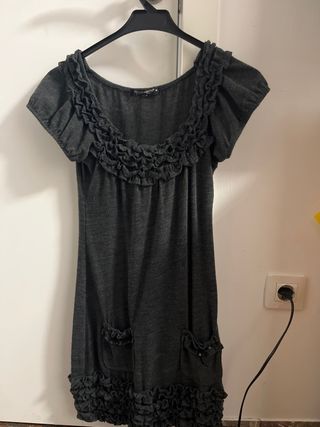 Vestido gris con volantes