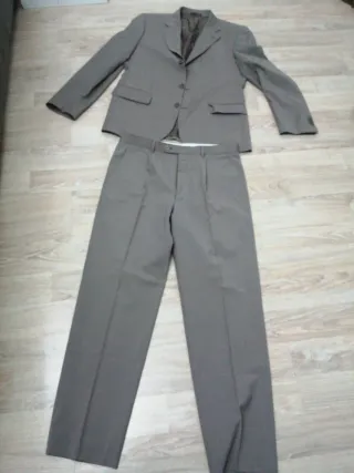 Traje de chaqueta beis tostado muy elegante