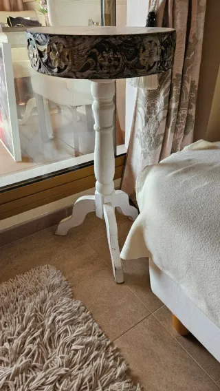 Mesa alta de salón madera dorada y blanca vintage