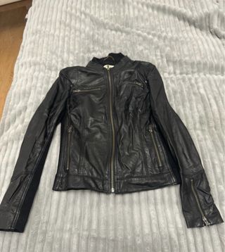 Cazadora de piel negra