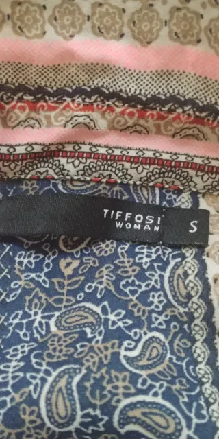 Camisa estampada mujer talla M y otra de cuadros .