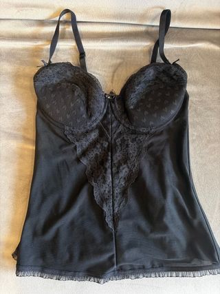 Top corsé negro con tirantes y encaje