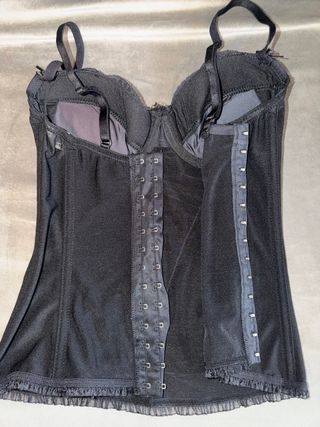 Top corsé negro con tirantes y encaje