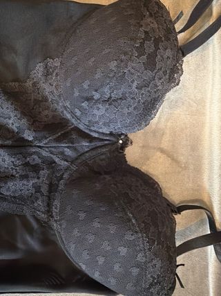 Top corsé negro con tirantes y encaje