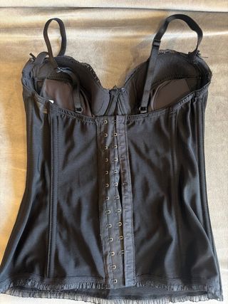 Top corsé negro con tirantes y encaje