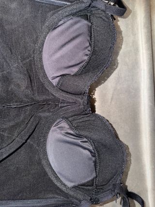 Top corsé negro con tirantes y encaje