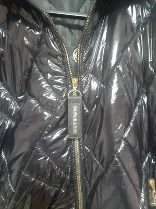 Abrigo negro brillante acolchado