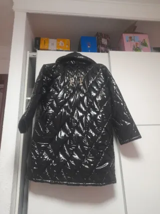 Abrigo negro brillante acolchado