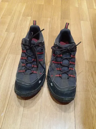 Zapatillas Quechua Talla 45 Negras y Rojas.