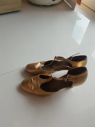 Zapatos de baile dorados