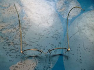 Gafas antiguas doradas