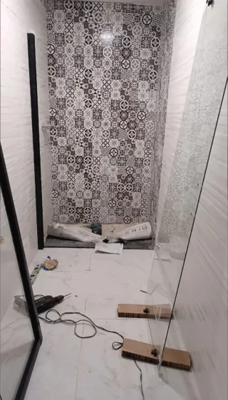 Profesionales en pegar cerámica baldosas azulejo