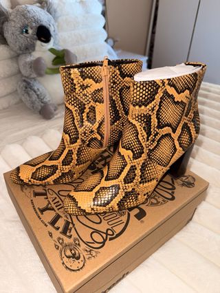 Botines estilo serpiente